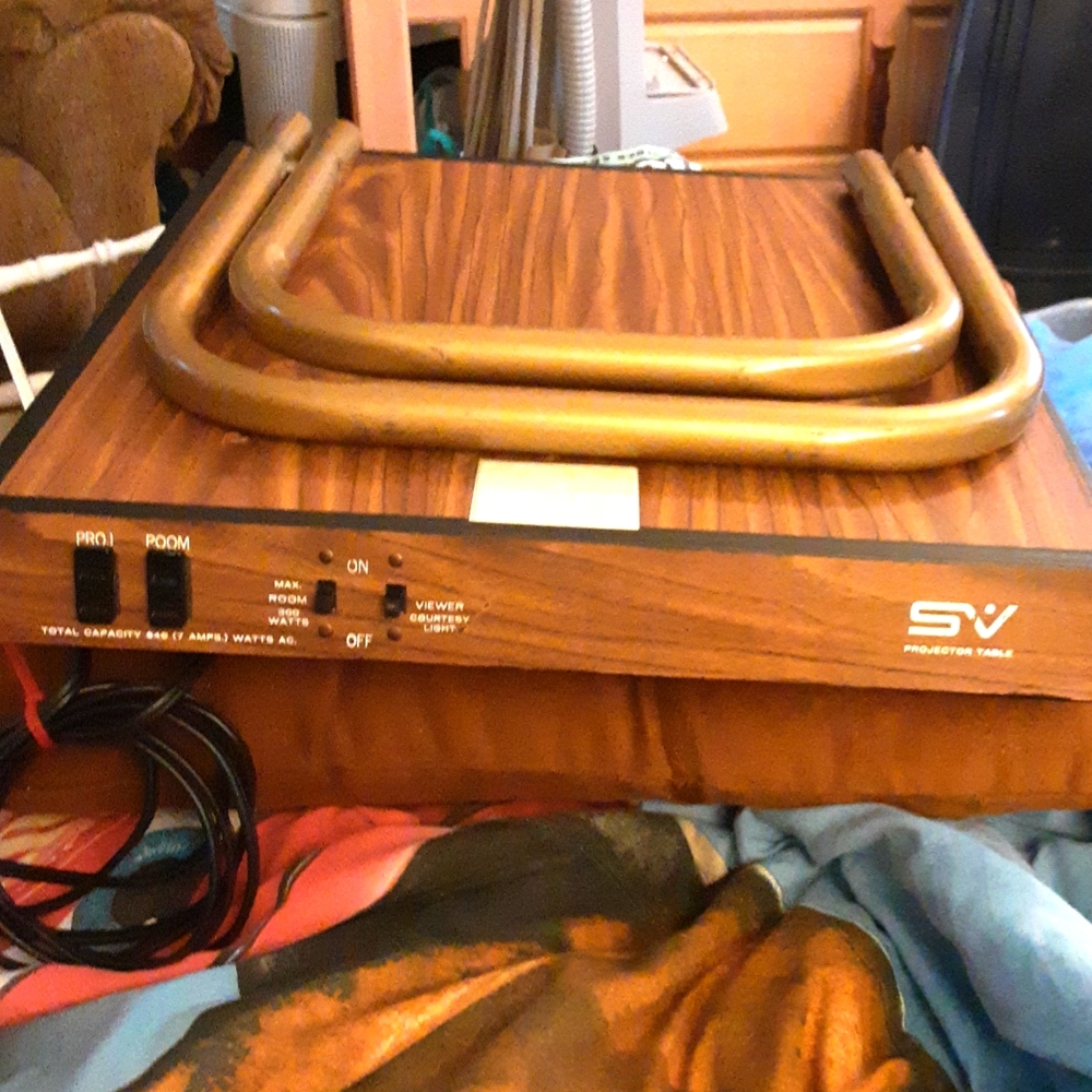 SV PROJECTION TABLE WITH LEGS